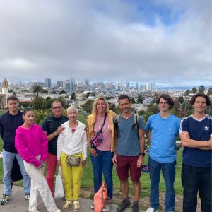 groupe de visiteurs devant la skyline de San Francisco
