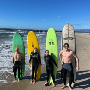 famille en cours de surf à Santa Monica